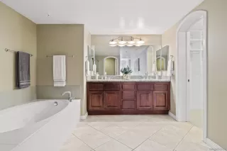 Photo #5: 230000307 Listing 