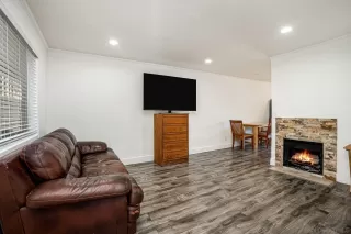 Photo #4: 230002061 Listing