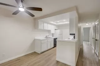 Photo #4: 230014892 Listing