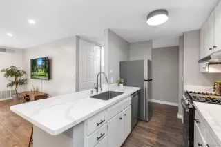 Photo #5: 230023043 Listing 