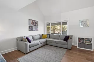 Photo #3: 230023305 Listing