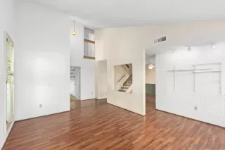 Photo #6: 230023525 Listing