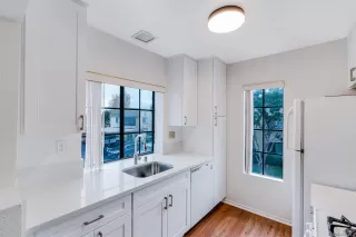 Photo #5: 230024343 Listing