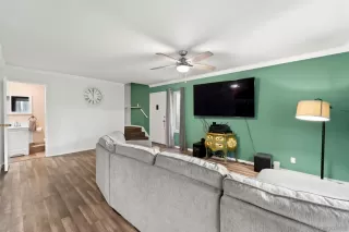 Photo #3: 230024407 Listing