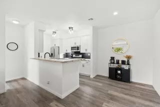 Photo #4: 240002819 Listing