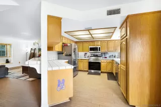 Photo #4: 240003073 Listing