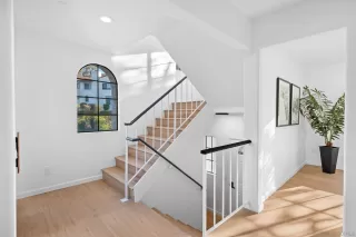 Photo #3: 240003980 Listing