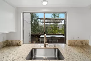 Photo #5: 240004946 Listing 