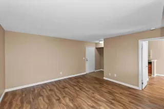 Photo #6: 240008748 Listing