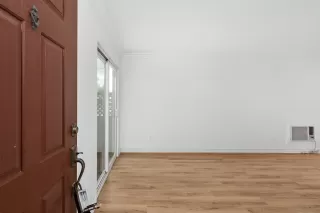 Photo #4: 240008980 Listing