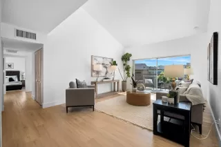 Photo #2: 240009779 Listing