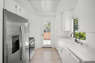 Photo #4: 240009903 Listing