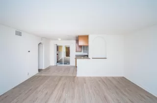 Photo #5: 240010758 Listing