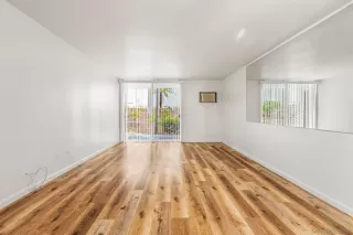 Photo #5: 240011645 Listing