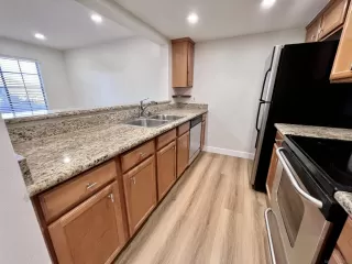 Photo #5: 240012491 Listing