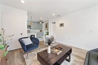 Photo #4: 240013396 Listing