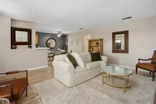 Photo #3: 240014563 Listing