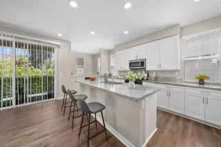 Photo #2: 240016855 Listing