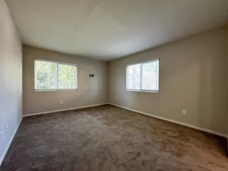 Photo #2: 240018419 Listing