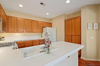 Photo #6: 240021055 Listing