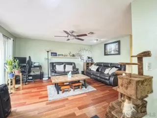 Photo #5: 240021585 Listing