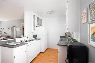 Photo #5: 240023017 Listing