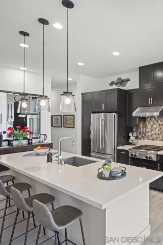 Photo #4: 240023228 Listing