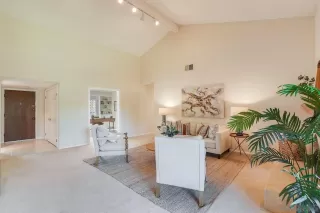 Photo #5: 240023889 Listing