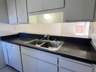 Photo #5: 240025101 Listing