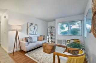 Photo #4: 240025773 Listing