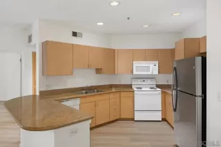 Photo #5: 240025856 Listing