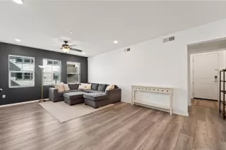 Photo #3: 240026954 Listing