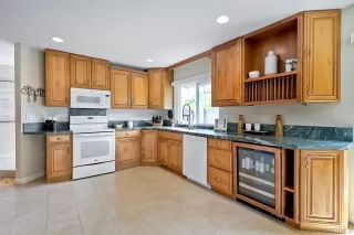 Photo #3: 250022964 Listing