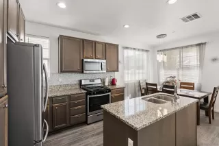 Photo #5: 250038858 Listing