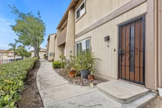 Browse active condo listings in LAKE GLEN