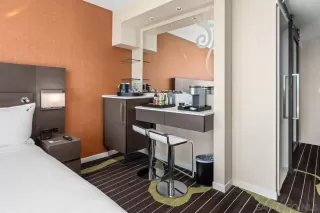 Photo #3: 260007015 Listing