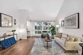 Photo #2: 260007112 Listing