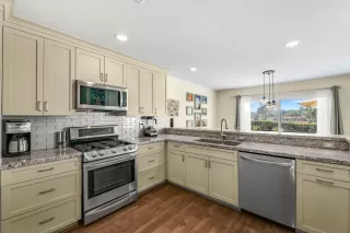 Photo #5: 260007420 Listing