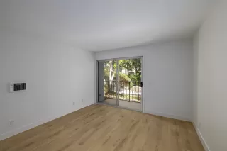 Photo #4: 260008061 Listing