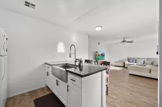 Photo #5: 260008183 Listing