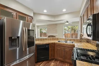 Photo #4: 260012918 Listing