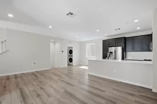 Photo #4: 260014216 Listing