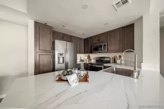 Photo #6: 260014415 Listing