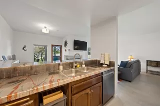 Photo #5: 260014453 Listing
