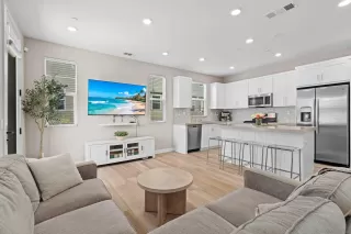 Photo #2: 260014534 Listing