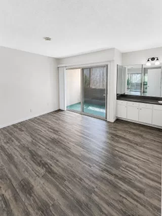 Photo #4: 260015928 Listing