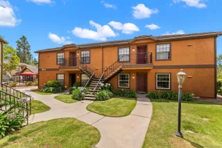 Photo #2: 260016160 Listing