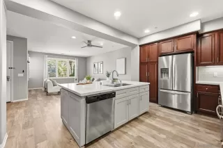 Photo #5: 260017440 Listing
