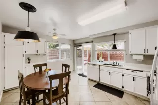 Photo #5: 260017586 Listing