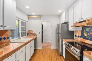 Photo #6: 260017670 Listing